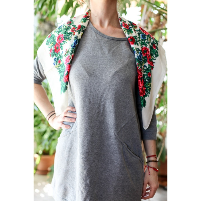 Batic traditional alb cu flori Adina2