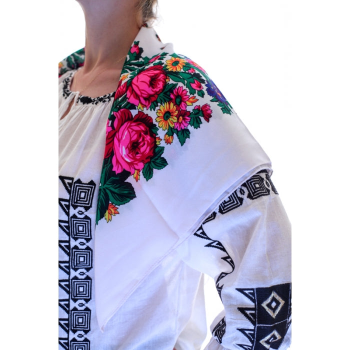 Batic traditional cu motive florale alb