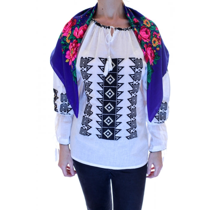 Batic traditional cu motive florale albastru