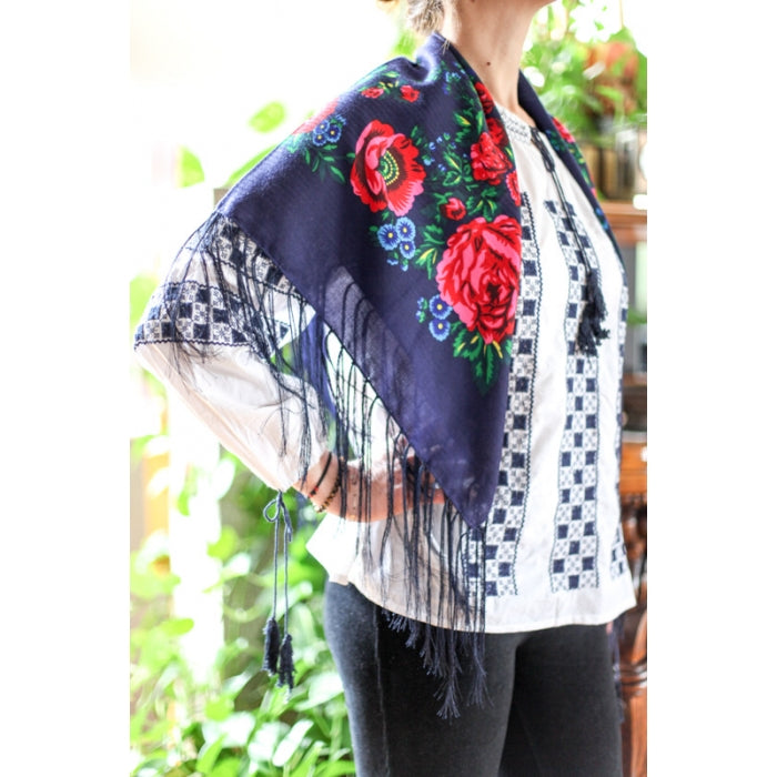 Batic traditional  inflorat maci