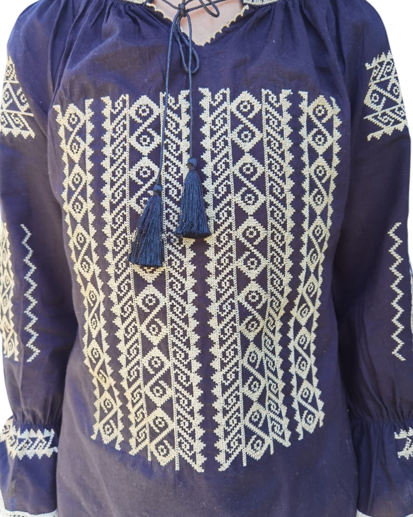 Ie Tradițională Românească Neagră cu Broderie Bej – Model Autentic și Elegant