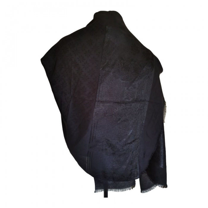 Esarfa neagra cu franjuri4