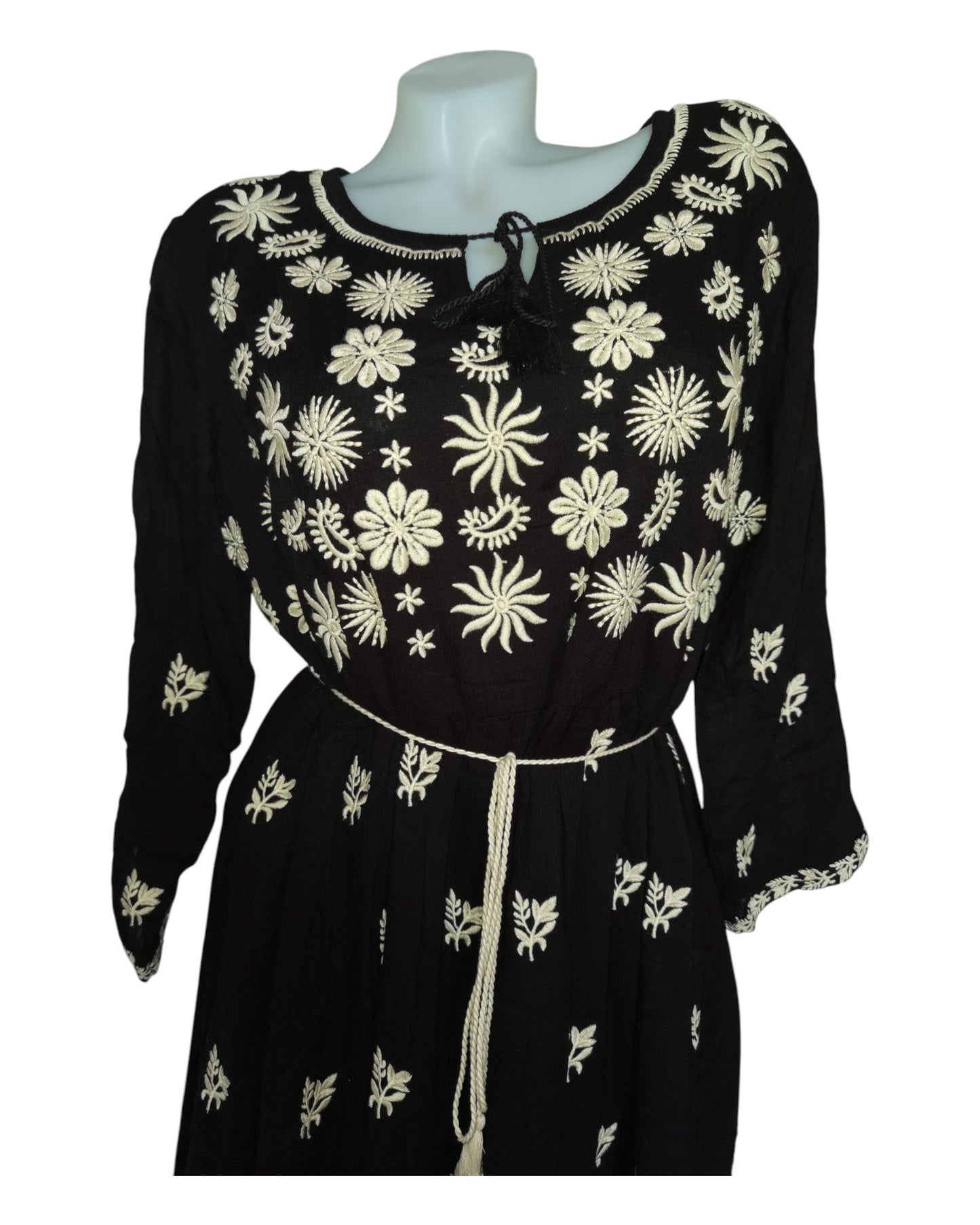 Rochie tradițională neagră din vâscoză cu broderie bej – mărimi S–3XL