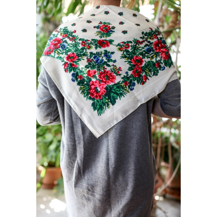 Batic traditional alb cu flori Adina2