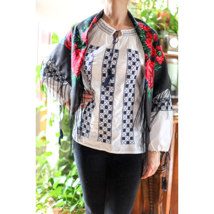 Batic traditional  inflorat maci10