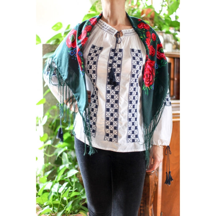 Batic traditional  inflorat maci9