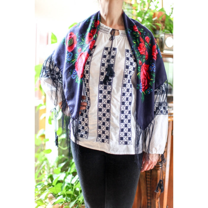 Batic traditional  inflorat maci