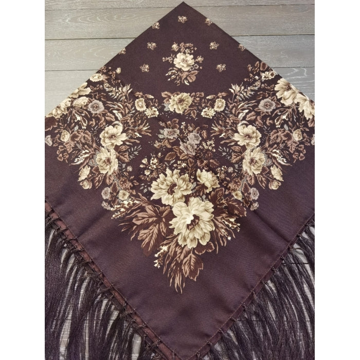 Batic traditional maro cu flori bej si franjuri